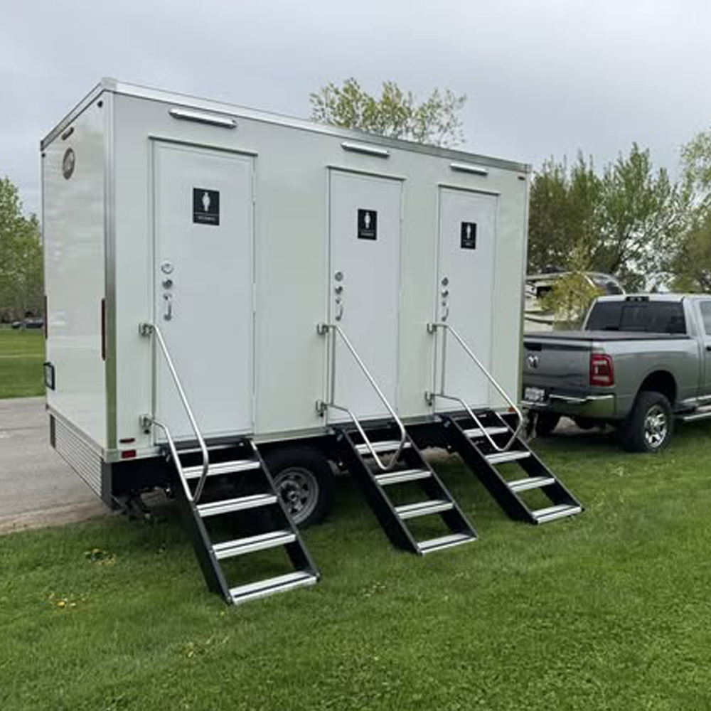 Outdoor Lighting Rental - Rimorchio Toilette Mobile di Lusso a